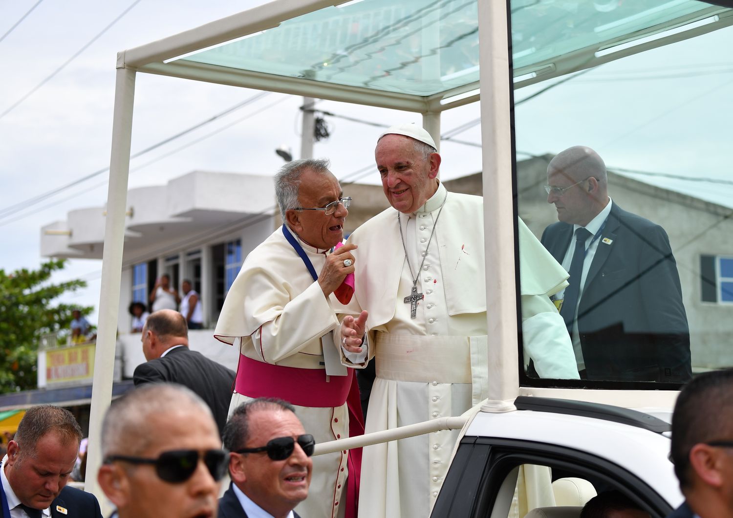 Papa Francesco sulla papamobile a Cartagena dopo il piccolo incidente al viso