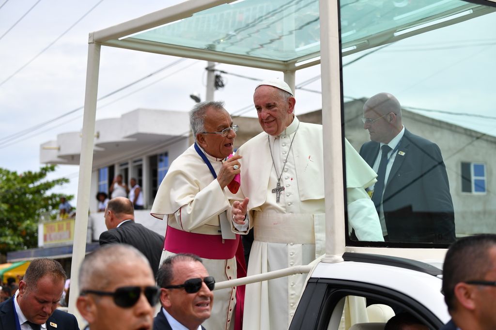 Papa Francesco sulla papamobile a Cartagena dopo il piccolo incidente al viso