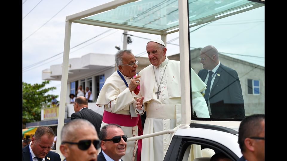 Papa Francesco sulla papamobile a Cartagena dopo il piccolo incidente al viso