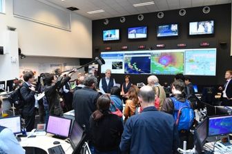 Christos Stylianides, membro della Commissione europea responsabile dell'assistenza umanitaria e della gestione delle crisi, visita il Centro di coordinamento delle emergenze (ERCC) a Bruxelles con un gruppo di giornalisti&nbsp;