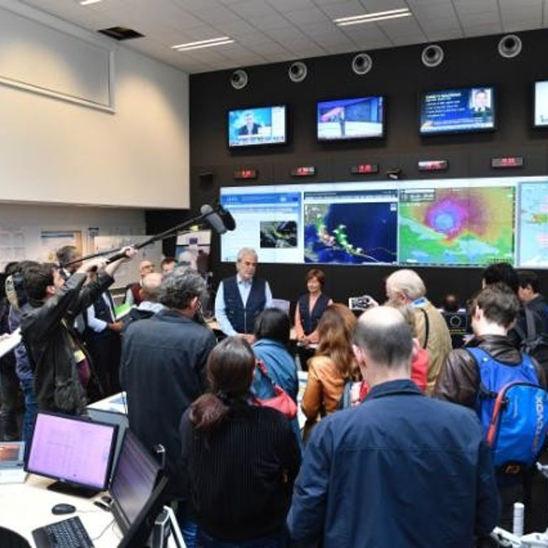 Christos Stylianides, membro della Commissione europea responsabile dell'assistenza umanitaria e della gestione delle crisi, visita il Centro di coordinamento delle emergenze (ERCC) a Bruxelles con un gruppo di giornalisti&nbsp;