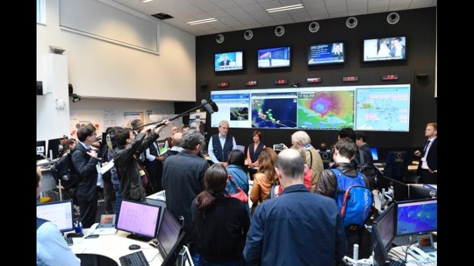 Christos Stylianides, membro della Commissione europea responsabile dell'assistenza umanitaria e della gestione delle crisi, visita il Centro di coordinamento delle emergenze (ERCC) a Bruxelles con un gruppo di giornalisti&nbsp;