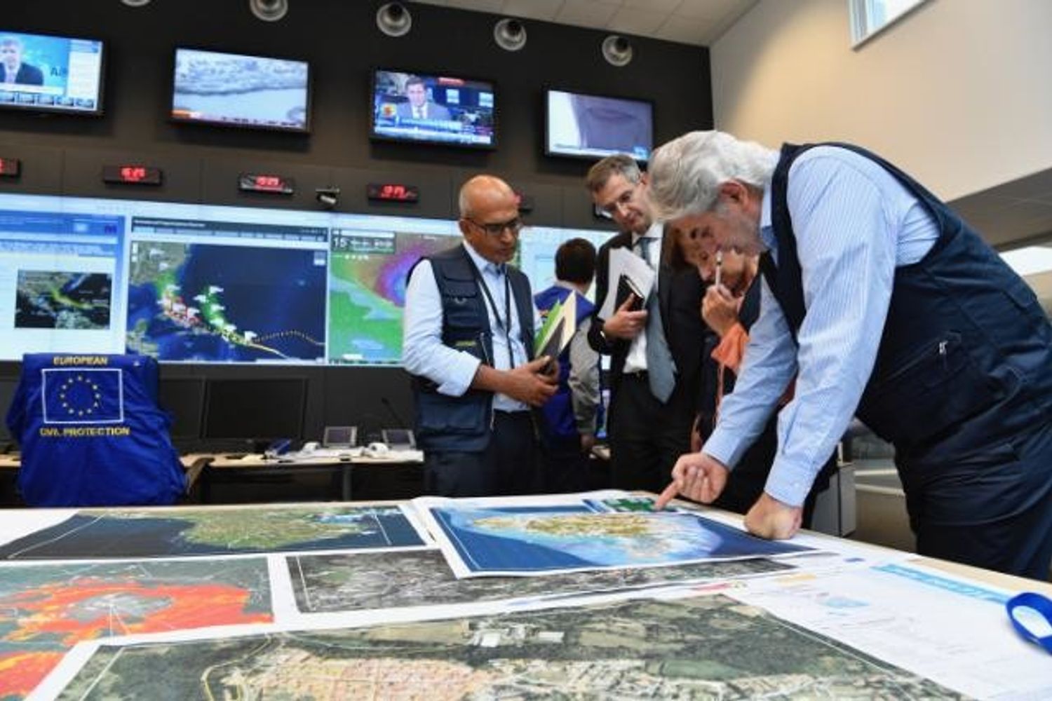 Christos Stylianides, membro della Commissione europea responsabile dell'assistenza umanitaria e della gestione delle crisi, visita il Centro di coordinamento delle emergenze (ERCC) a Bruxelles con un gruppo di giornalisti