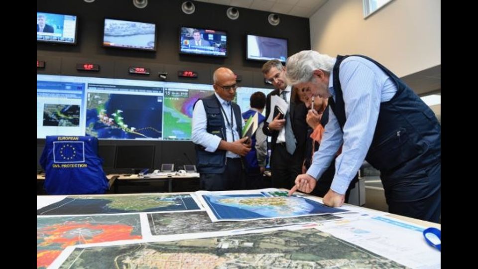 Christos Stylianides, membro della Commissione europea responsabile dell'assistenza umanitaria e della gestione delle crisi, visita il Centro di coordinamento delle emergenze (ERCC) a Bruxelles con un gruppo di giornalisti