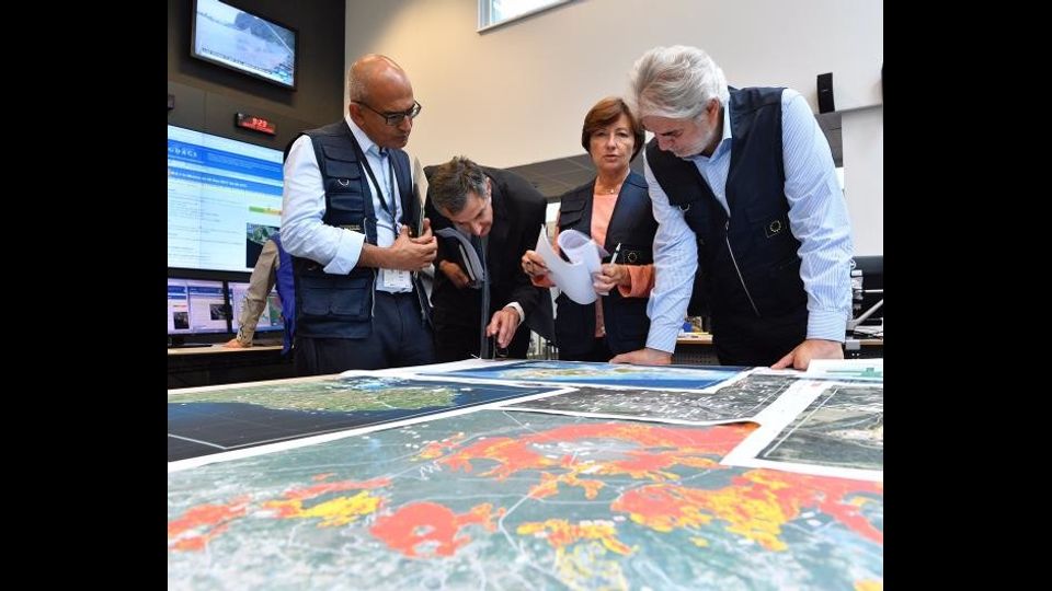 Christos Stylianides, membro della Commissione europea responsabile dell'assistenza umanitaria e della gestione delle crisi, visitea il Centro di coordinamento delle emergenze (ERCC) a Bruxelles con un gruppo di giornalisti&nbsp;