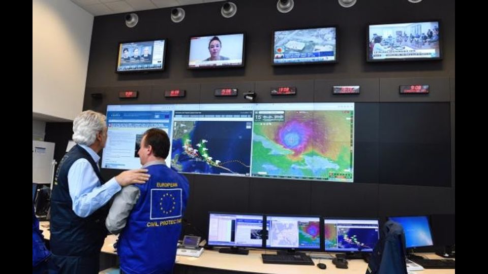 Christos Stylianides, membro della Commissione europea responsabile dell'assistenza umanitaria e della gestione delle crisi, visita il Centro di coordinamento delle emergenze (ERCC) a Bruxelles con un gruppo di giornalisti&nbsp;