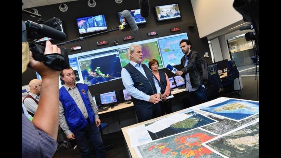 Christos Stylianides, membro della Commissione europea responsabile dell'assistenza umanitaria e della gestione delle crisi, visita il Centro di coordinamento delle emergenze (ERCC) a Bruxelles con un gruppo di giornalisti&nbsp;