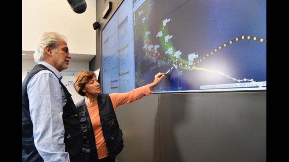 Christos Stylianides, membro della Commissione europea responsabile dell'assistenza umanitaria e della gestione delle crisi, visita il Centro di coordinamento delle emergenze (ERCC) a Bruxelles con un gruppo di giornalisti&nbsp;