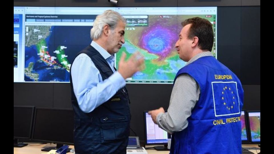 Christos Stylianides, membro della Commissione europea responsabile dell'assistenza umanitaria e della gestione delle crisi, visita il Centro di coordinamento delle emergenze (ERCC) a Bruxelles con un gruppo di giornalisti&nbsp;