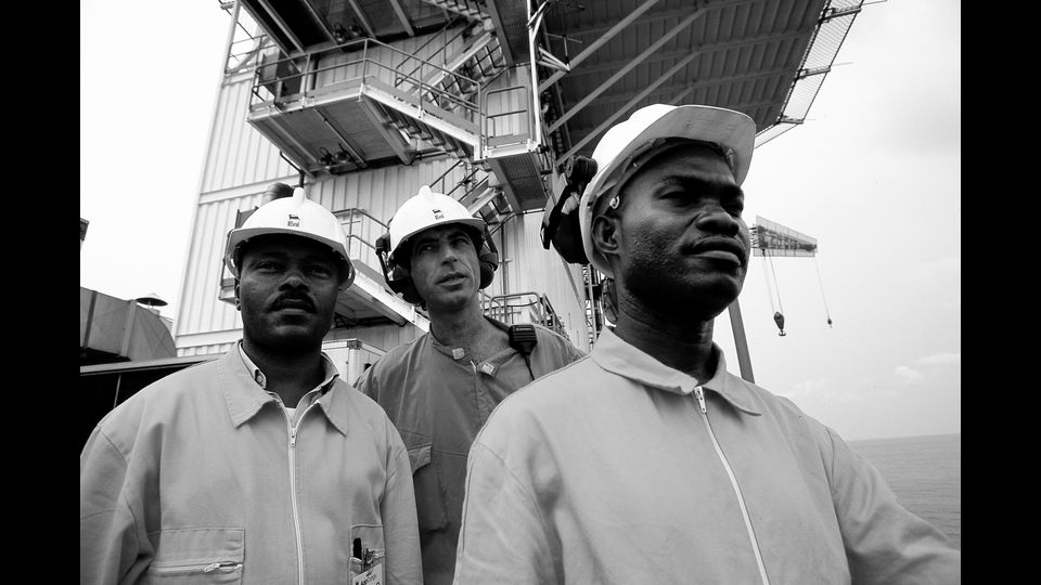 Uomini al lavoro su una piattaforma offshore a Pointe Noire. Repubblica del Congo, 2001