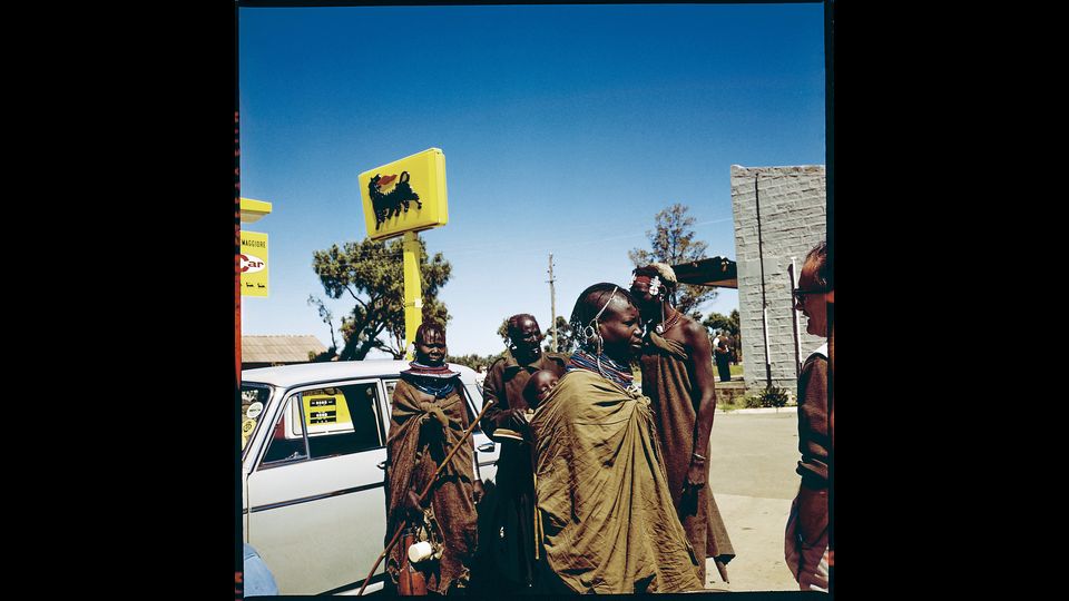 Popolazione Masai nella stazione di servizio Agip, Rift Valley. Kenya, fine anni Sessanta&nbsp;