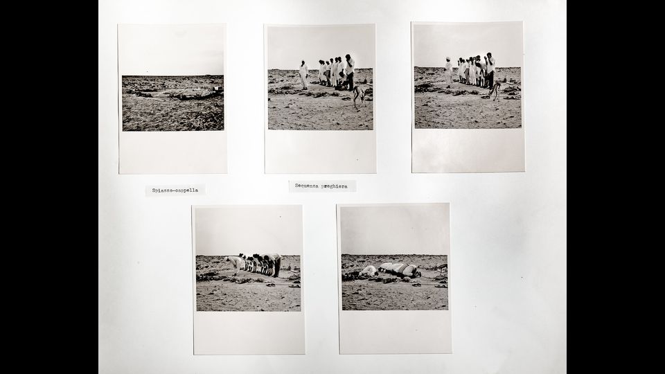 La preghiera musulmana dei collaboratori locali nella concessione dell&rsquo;Agip mineraria. Sudan, 1960