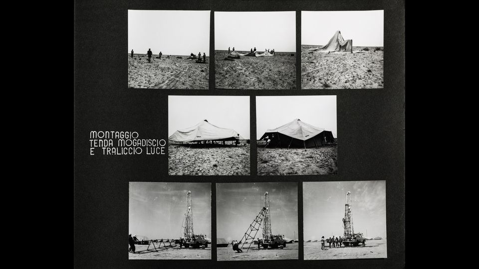 Momenti del montaggio della tenda piramidale e del traliccio della luce nel campo dell&rsquo;Agip Mineraria. Tunisia, 1965&nbsp;