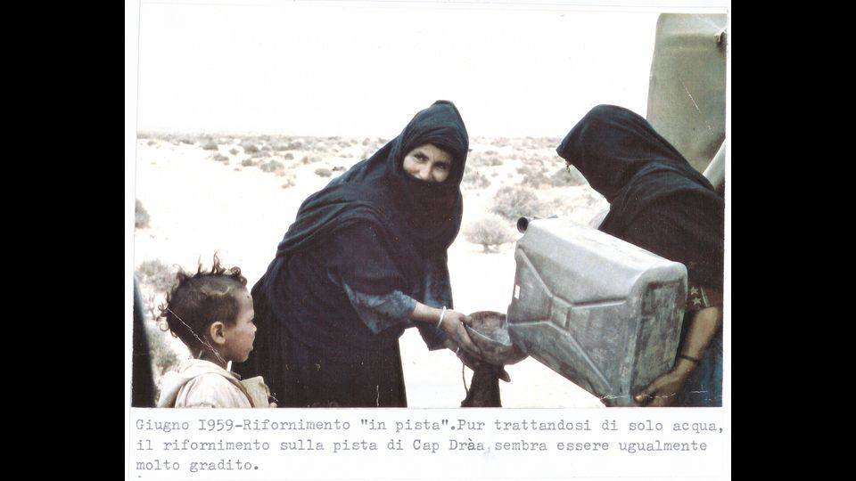 Distribuzione di acqua alla popolazione locale. Marocco, 1959&nbsp;