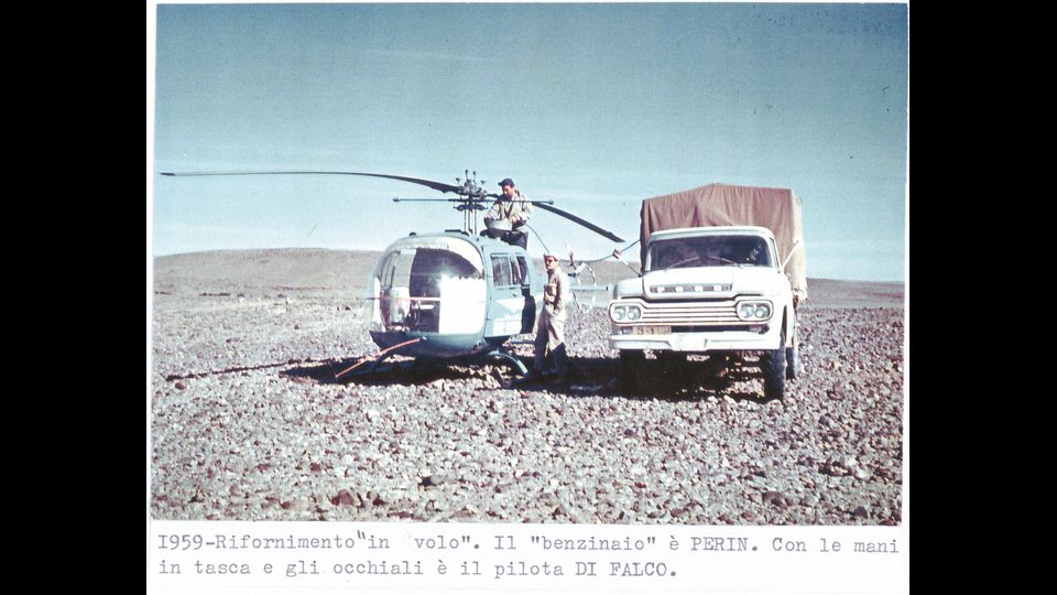 Rifornimento dell&rsquo;elicottero dell&rsquo;Agip mineraria. Marocco, 1959&nbsp;