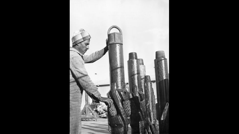 Un tecnico egiziano al lavoro con gli strumenti per la perforazione al campo di Belaym. Egitto, 1960&nbsp;