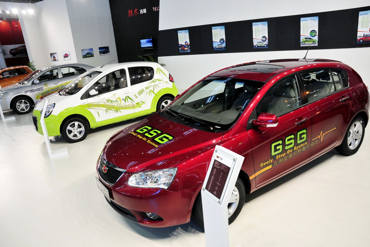 &nbsp;Auto elettriche in un concessionario di Pechino