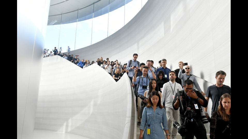Il teatro &egrave; stato dedicato a Jobs perch&eacute;, come ha affermato Tim Cook lo scorso febbraio in occasione dell'apertura dell'Apple Park ai primi dipendenti, &quot;Steve ha concepito questo spazio come come la casa dell'innovazione per le future generazioni&quot;.&nbsp;