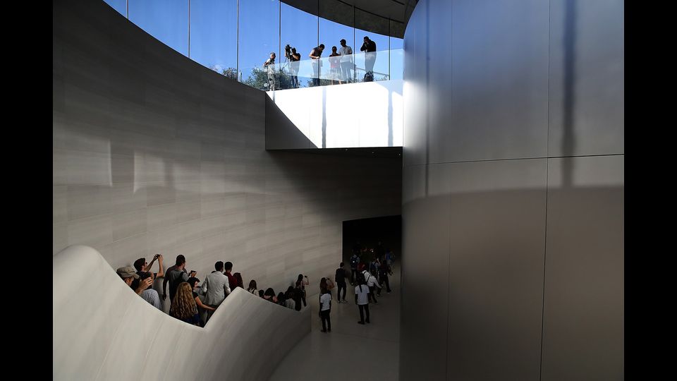 Ma Tim Borden, uno degli ingegneri che ha partecipato al progetto, ha svelato a MercuryNews che sarebbe pari a 14mila dollari per ogni poltroncina. Quindi 14 milioni di dollari.&nbsp;