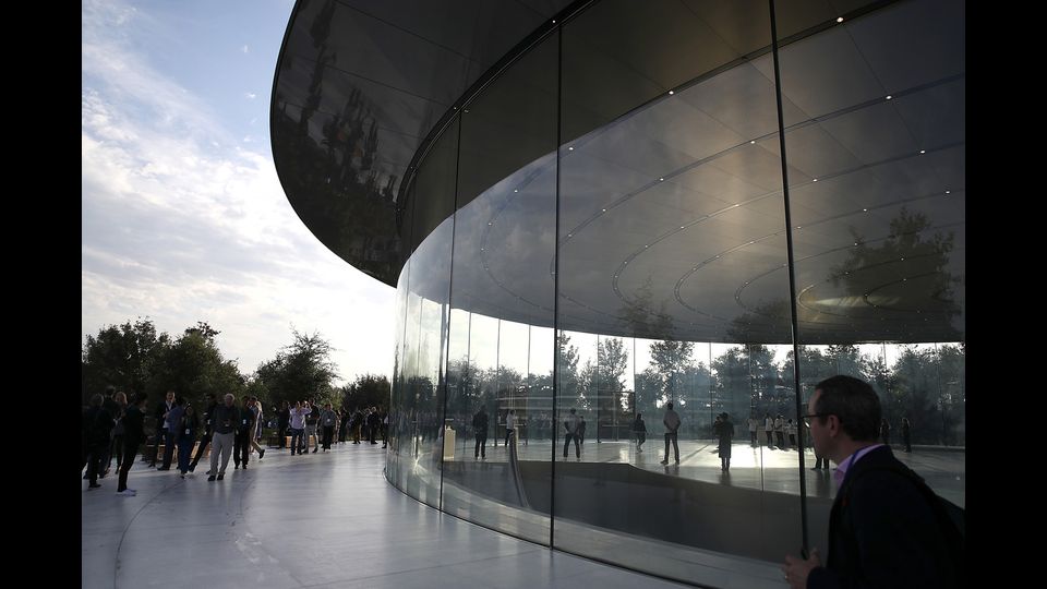 La struttura &egrave; circolare, cos&igrave; come lo &egrave; il tetto, in fibra di carbonio. La struttura &egrave; un enorme cilindro in vetro, alto 7 metri e con un diametro superiore ai 50, e sorge in cima a un piccola collina, il punto pi&ugrave; alto dell'Apple Park.&nbsp;