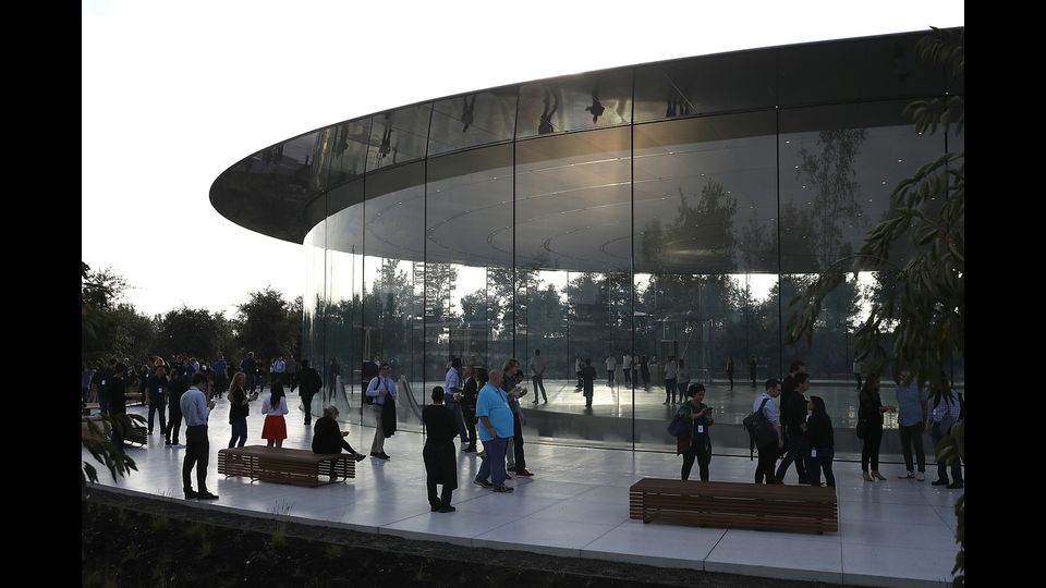 L'iPhone X &egrave; stato presentato nello Steve Jobs Theatre, il nuovo spazio dedicato alle conferenze che sorge all'interno dell'Apple Park. Anche in questo caso, si tratta di un esordio: il teatro immaginato dal fondatore di Apple entra in attivit&agrave;.&nbsp;Steve Jobs Theatre all'Apple Park, Cupertino&nbsp;