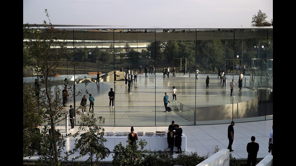 La sala convegni vera &egrave; propria, per&ograve;, non &egrave; quella trasparente, visibile dall'esterno, ma e' interrata. Vi si accede con due ascensori che ruotano durante la discesa e ospita 1000 posti a sedere in altrettante poltroncine in pelle.