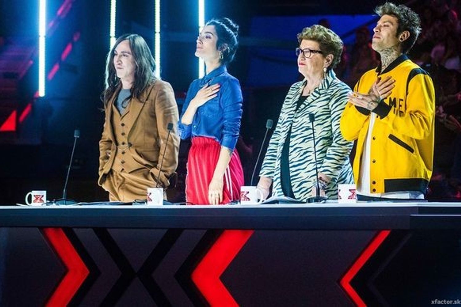 I giurati di XFactor durante l'esecuzione dell'inno d'Italia