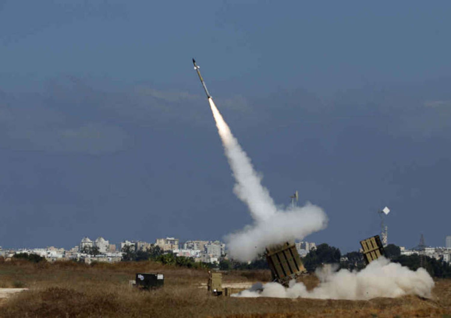 Hamas, razzo rompe tregua. Netanyahu, "aumentiamo offensiva"