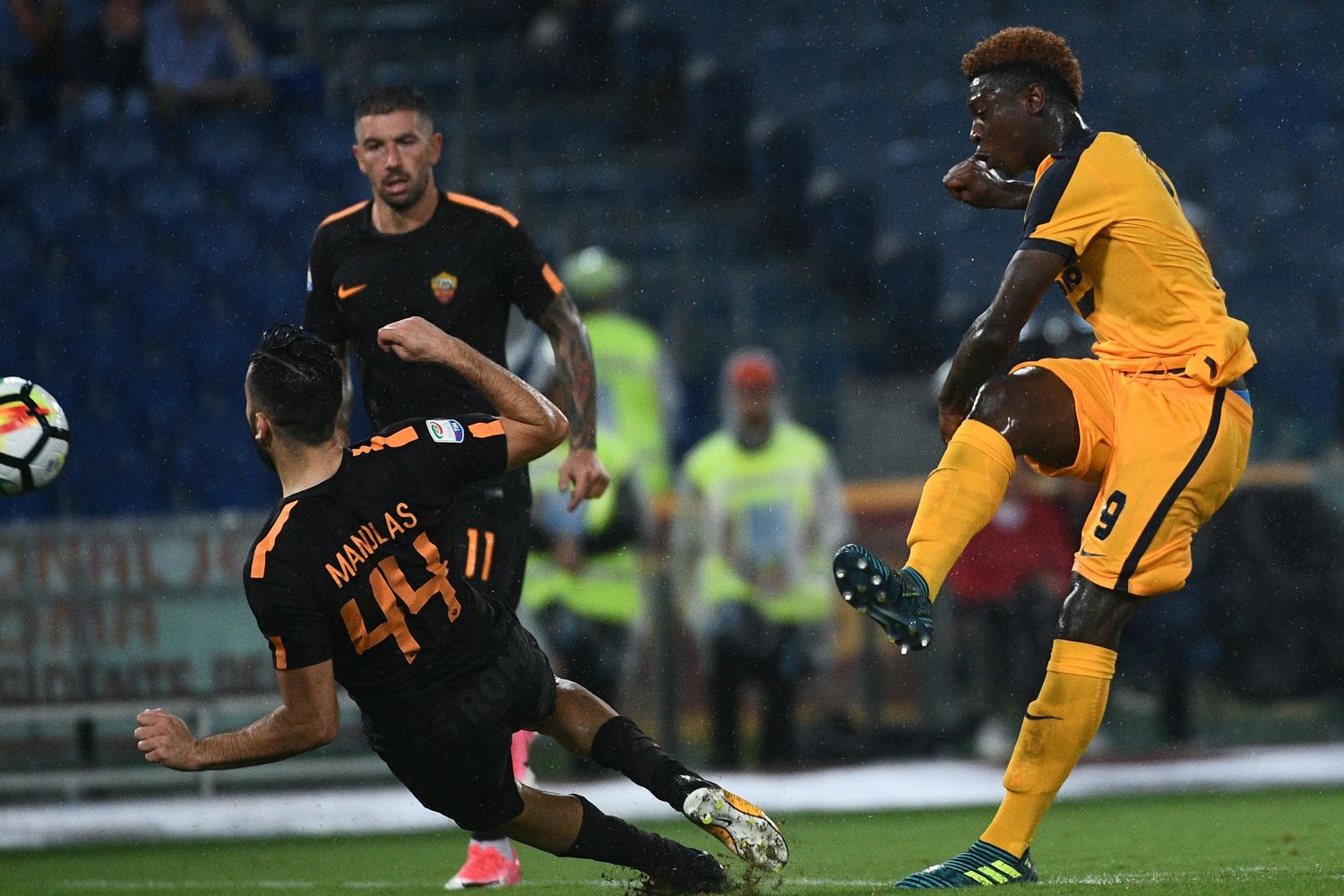 &nbsp;L'attaccante del Verona Moise Keen contro il difensore della AS Roma  Kostas Manolas durante l'incontro di calcio italiano di Serie A, AS Roma vs Verona, il 16 settembre 2017 allo stadio olimpico di Roma.