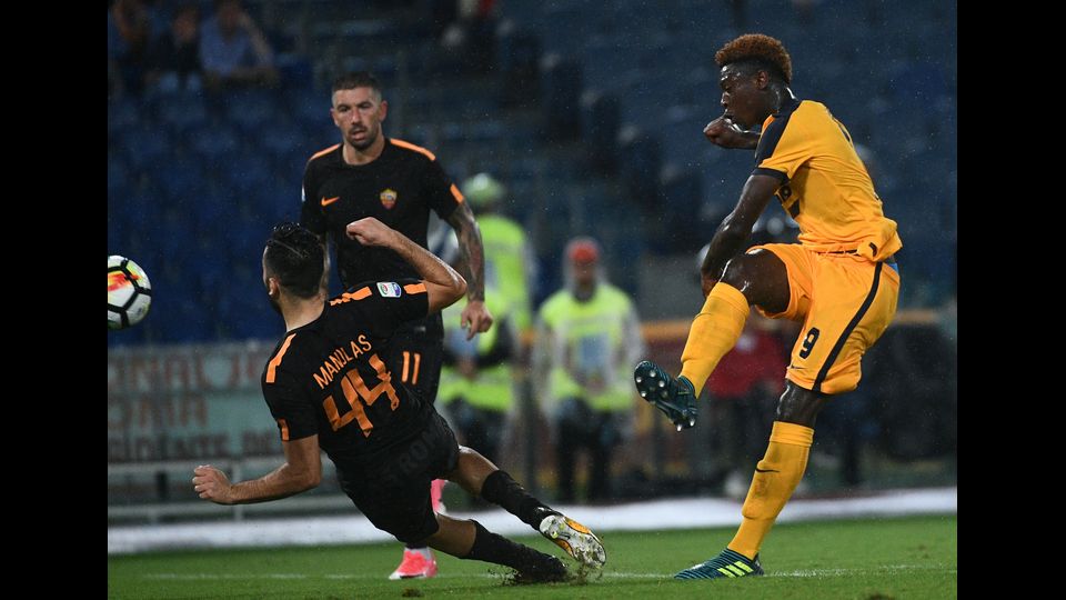 &nbsp;L'attaccante del Verona Moise Keen contro il difensore della Roma  Kostas Manolas durante l'incontro di calcio di Serie A allo Stadio Olimpico di Roma.