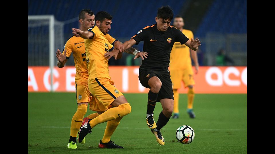 Il centrocampista della Roma Cengiz Under e il centrocampista del Verona Mattia Valoti durante la partita di calcio di Serie A allo Stadio Olimpico di Roma.&nbsp;