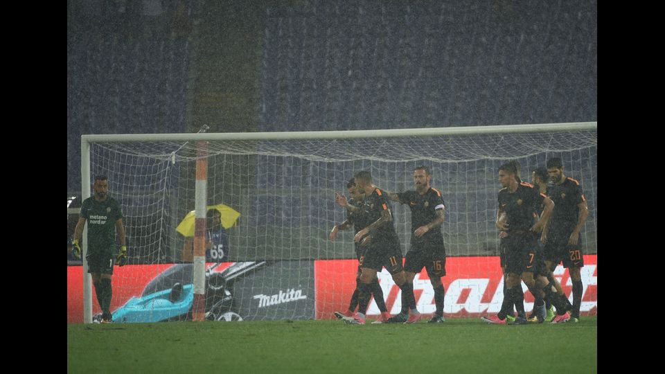 Il centrocampista della Roma Radja Nainggolan celebra con i compagni di squadra il suo gol contro il Verona durante la partita allo stadio Olimpico di Roma.&nbsp;
