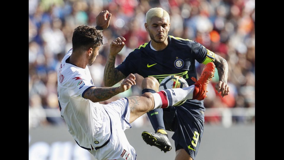 L'attaccante argentino dell' Inter Mauro Icardi e il difensore italiano del Crotone Federico Ceccherini durante la partita di calcio allo stadio Ezio Scida&nbsp;