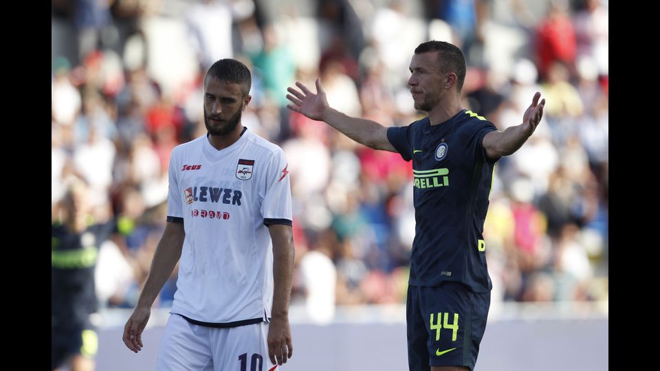 Il centrocampista dell'Inter Ivan Perisic festeggia dopo aver segnato durante la partita di calcio contro il Crotone allo stadio Ezio Scida.&nbsp;