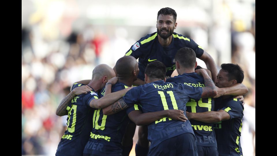 I giocatori dell'Inter festeggiano un gol durante la partita di calcio contro il Crotone allo stadio Ezio Scida.&nbsp;