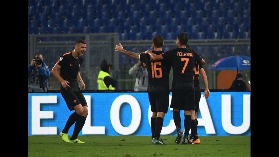 Edin Dzeko della Roma festeggia con i compagni di squadra durante la partita di calcio di Serie A contro il Verona allo Stadio Olimpico di Roma.&nbsp;