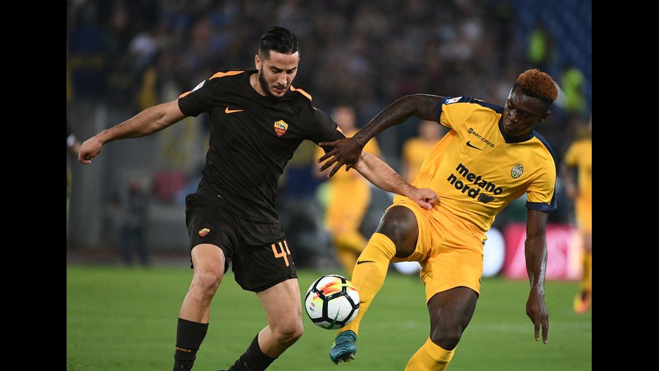 Il difensore della Roma Kostas Manolas e Moise Keen del Verona durante la partita di calcio italiana Serie A, allo stadio Olimpico di Roma.&nbsp;