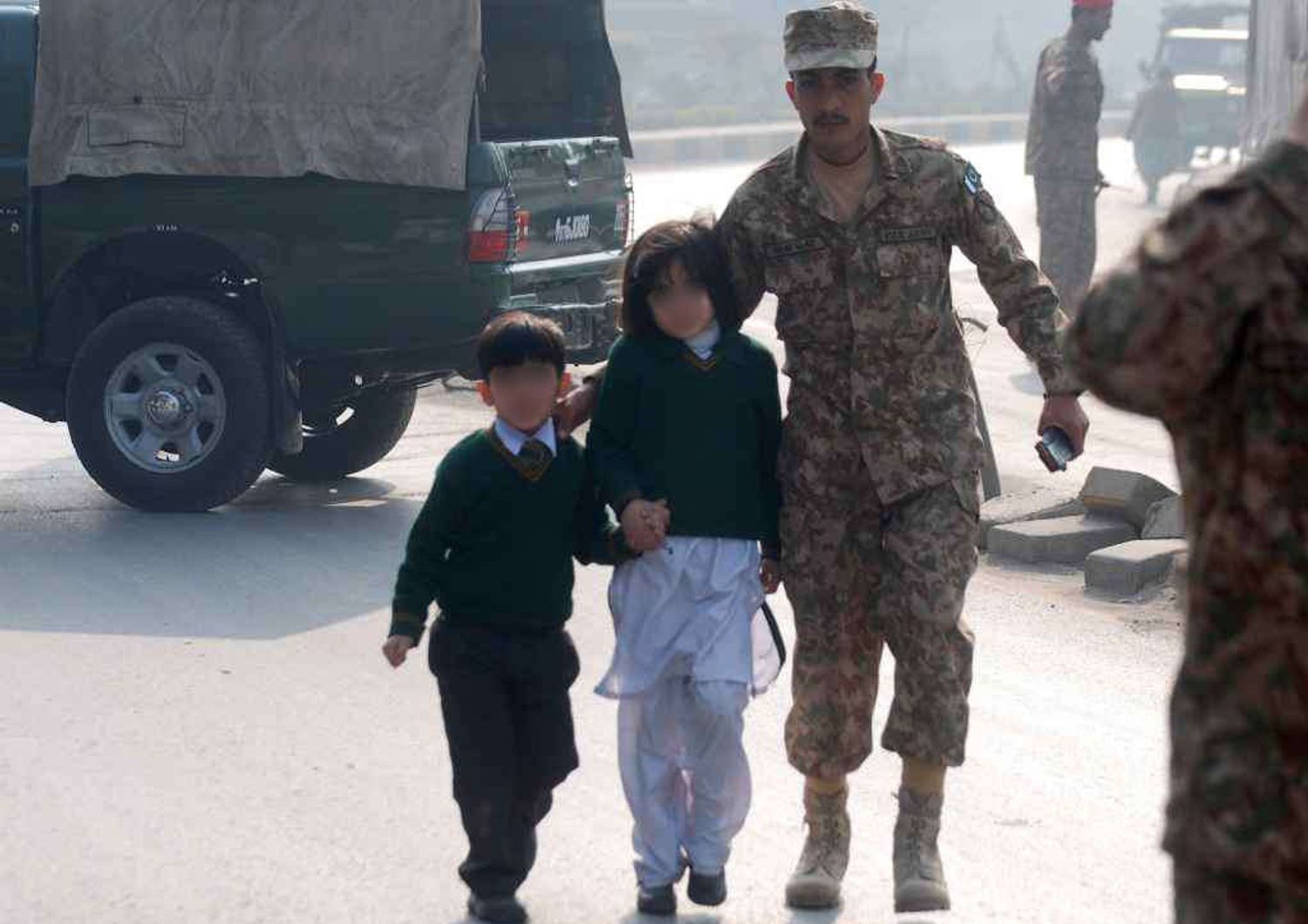 Orrore talebano, strage di bimbi 132 morti in scuola a Peshawar