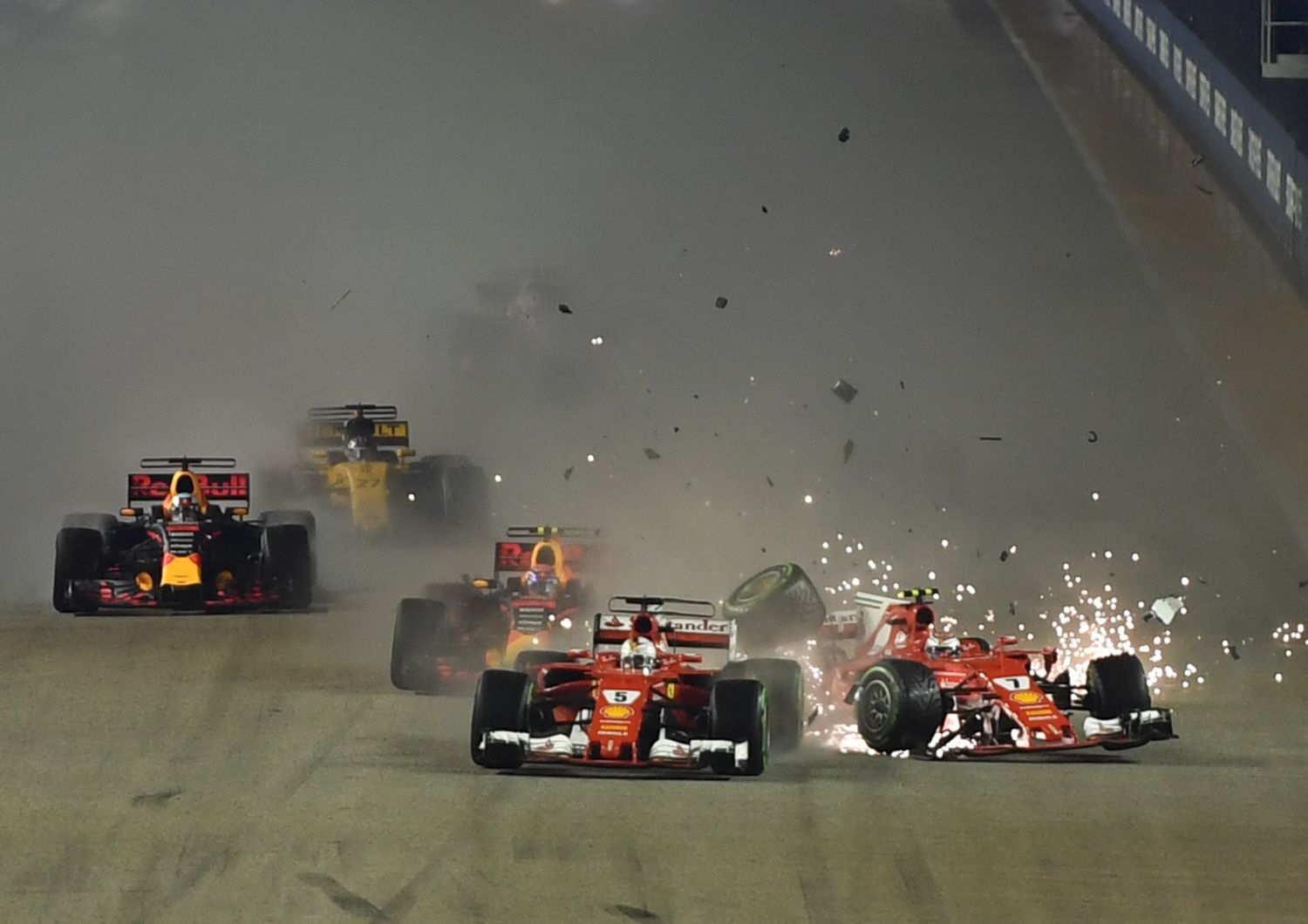 Il momento in cui la vettura di Raikkonen urta quelle di Vettel e Verstappen