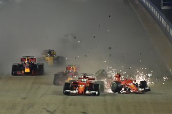 La vettura del pilota della Ferrari, Kimi Raikkonen, durante l'urto con la monoposto dell'altro ferrarista Sebastian Vettel nel corso del Gran Premio di Singapore (Afp)&nbsp;