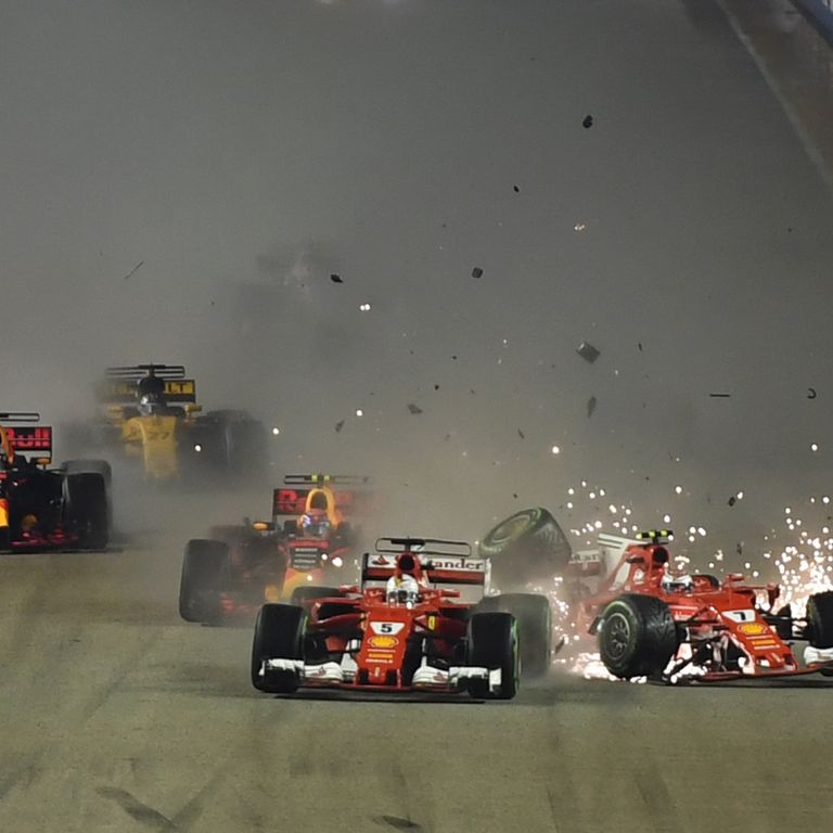 La vettura del pilota della Ferrari, Kimi Raikkonen, durante l'urto con la monoposto dell'altro ferrarista Sebastian Vettel nel corso del Gran Premio di Singapore (Afp)&nbsp;