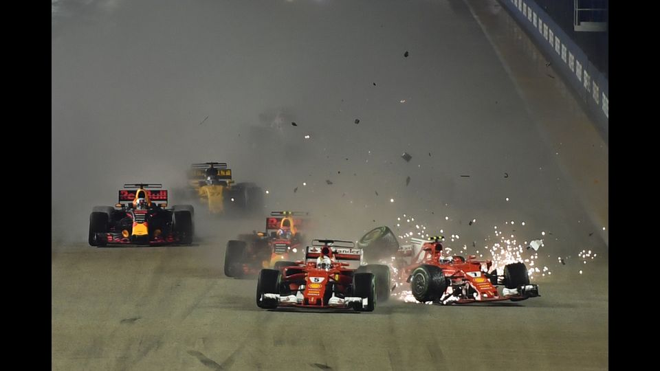 La vettura del pilota della Ferrari, Kimi Raikkonen, durante l'urto con la monoposto dell'altro ferrarista Sebastian Vettel nel corso del Gran Premio di Singapore (Afp)&nbsp;