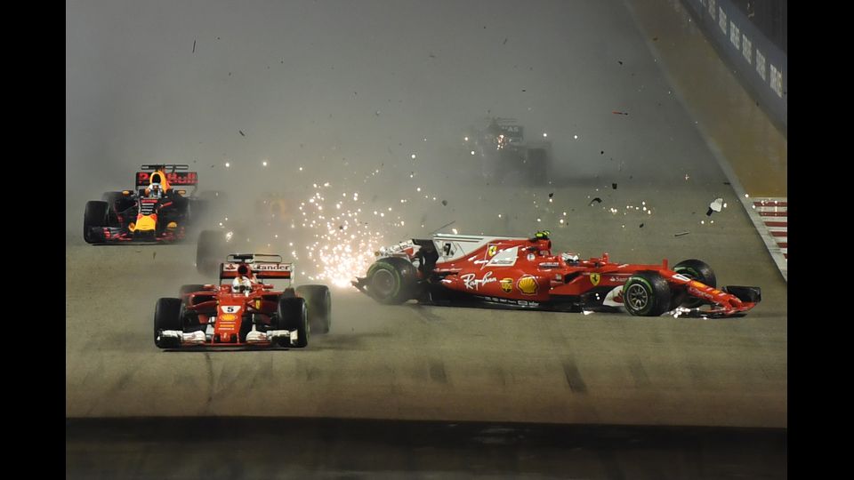 La vettura del pilota della Ferrari, Kimi Raikkonen, durante l'urto con la monoposto dell'altro ferrarista Sebastian Vettel nel corso del Gran Premio di Singapore (Afp)&nbsp;