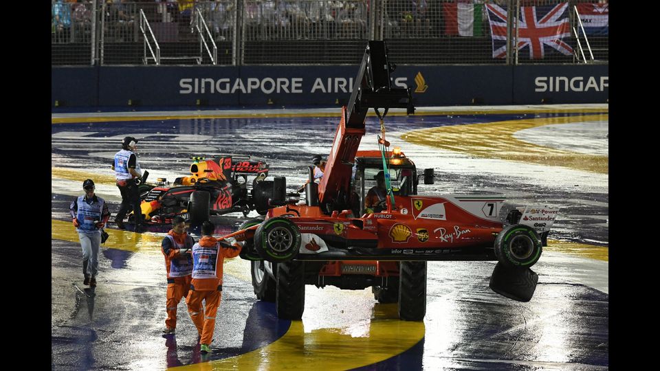 La vettura di Kimi Raikkonen viene rimossa dopo l'incidente con la monoposto della Red Bull di Max Verstappen (Afp)&nbsp;