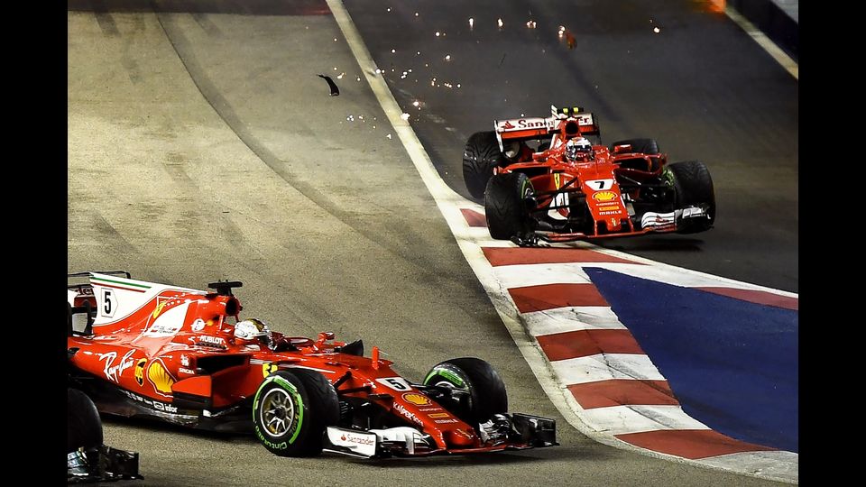 Le due Ferrari dopo l'urto durante il Gran Premio di Singapore (Afp)&nbsp;