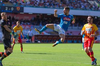 Dries Mertens mentre segna il terzo gol al San Paolo di Napoli (Afp)&nbsp;