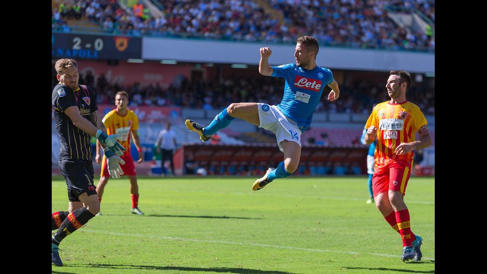 Dries Mertens mentre segna il terzo gol al San Paolo di Napoli (Afp)&nbsp;