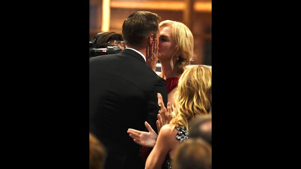Nicole Kidman bacia, sotto gli occhi del marito, l'attore Alexander Skarsgard quando vince il premio come miglior attore non protagonista in 'Big Little Lies'