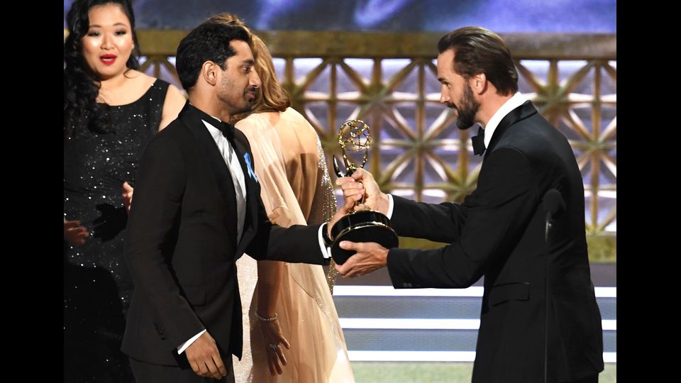 Riz Ahmed (a sinistra) riceve il premio come miglior attore protagonista in una miniserie o film 'The Night of'