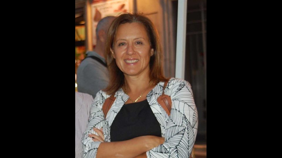 Elena Fattori, Rimini- Formazione:1989: Laurea in Scienze Biologiche presso l&rsquo;Universit&agrave; &ldquo;La Sapienza&rdquo; di Roma1991: abilitazione alla professione di biologo1994: PhD in biologia molecolare presso la facolt&agrave; di Zoologia dell&rsquo;Universit&agrave; di Zurigo. 2009: ha ottenuto il diploma di insegnante la scuola quadriennale di formazione insegnanti Yoga presso la Federazione Italiana Yoga (FIY). Tesi di diploma dal titolo: &quot;Yoga Nidra, una pratica per adulti e bambini&quot; La Federazione Italiana Yoga adotta il PBE (Programma Base Europeo) unico strumento in Europa che garantisce e regolamenta uno standard elevato degli insegnanti Yoga.Nel 2014 ha conseguito il Master di 1&deg; livello &ldquo;Alimenti, alimentazione e dieta mediterranea&rdquo; presso l'Universit&agrave; di Tor Vergata (Roma)Nel 2014 ha passato la selezione per esperto Biochimico presso la commissione Europea ed &egrave; nella lista di esperti riconosciuti dalla commissione .Corsi post-laurea:Corso pratico presso l&rsquo;EMBO (European Molecular Biology Organization): &quot;Techniques of mouse developmental genetics&quot; Freiburg 18-30 October 1992&quot;Effective presentation skills&quot; IRBM, Pomezia, 1994&quot;Excell advanced&quot; IRBM, Pomezia, 2001&ldquo;Metodiche per l&rsquo;analisi citofluorimetrica&rdquo;, BD Biosciences, Milano 4-6 December 2002&ldquo;Automated cell culture system SelecT operator training&rdquo;, IRBM, Pomezia, 7-21 December 2004&ldquo;Fondamenti del controllo qualit&agrave; nel settore dell&rsquo;amministrazione per l&rsquo;Amministrazione Pubblica&rdquo; del Comune di Genzano di Roma 2010&ldquo;Project management&rdquo; Regione Lazio, 2010Lingue straniere:Inglese: ottimoFrancese: buonoAttivit&agrave; lavorativa:1987-1989: tesi sperimentale presso il Dipartimento di Chimica Biologica dell&rsquo;Universit&agrave; &ldquo;La Sapienza&rdquo; di Roma.1989: stage di 4 mesi presso il Dipartimento di Biochimica del Medical College of Virginia, Richmond, USA.1989-1990: post-graduated presso il laboratorio di transgenesi e cellule staminali embrionali murine della Ciba Geigy di Basilea, Svizzera.1990-2009: Research Scientist presso l&rsquo;Istituto di Ricerche di Biologia Molecolare (IRBM, MSD Italia) di Pomezia (Roma) inizialmente come ricercatrice e poi come capo gruppo. Dal 1995 al 1998 ha messo a punto protocolli pre-clinici di terapia genica. Dal 1998 ad oggi ha seguito lo sviluppo pre-clinico di un vaccino per l&rsquo;HCV e di vaccini anti-cancro. Dal 2009 al 2011 in mobilit&agrave; causa chiusura dell'aziendadal 2011 al 2013 dedita alla medicina olistica e alla fitoterapia presso il centro Naturalia srl , occupandosi di intolleranze alimentari, fitoterapia come approccio al mantenimento dell'equilibrio psicofisico nonch&eacute; di test alternativi per la valutazione dello stato generale dell'organismo (HBL). Il 30 Settembre 2010 ha passato la prima selezione per titoli per la selezione di &ldquo;esperti biochimici&rdquo; da impiegare come consulenti amministrativi presso i centri di Ricerca internazionale della Comunit&agrave; Europea ed ha partecipato alle successive due prove &ldquo;Case study&rdquo; (25 gennaio 2012 su un caso ipotetico di valutazione di sicurezza di un e reale transgenico ) e &ldquo;Session for the reasoning tests, group exercise, structured interview&rdquo; (20 Aprile 2012) a Bruxelles. I risultati e la lista degli idonei saranno pubblicati sulla GU europea a partire da Gennaio 2013.Incarichi accademici come relatore:&ldquo;Stato dell&rsquo;arte delle biotecnologie applicate alla sperimentazione animale&rdquo; 27-28 Giugno, 2000, Garganao del Garda, organizzato dall&rsquo;Universit&agrave; di Milano.Charles River Short Course, First European Edition , Strasbourg, France 24-26 Gennaio 2001.Insegnante di Biotecnologie presso l&rsquo;Universit&agrave; della terza et&agrave; di Ariccia (Roma) per l&rsquo;anno accademico 2001-2002.&quot;Short course on DNA and Ad vectors&quot; 5-7 Settembre 2003 , Scuola di Specializzazione in biotecnologie di Perugia.&quot;Gene electro-transfer as an efficient method of non-viral delivery for Gene Therapy and Genetic vaccination&quot; 30 Gennaio 2004, Parco Scientifico San Raffaele di Roma, host Prof. Paolo Bianco )&quot;Terapia genica&quot; 18 Aprile 2007, Scuola di specializzazione in Biotecnologie di Roma (host Prof. Patrizia Costa) Attivit&agrave; di volontariato:Dal 2009: collaborazione con l&rsquo;AVIS Roma per la messa a punto di un progetto sulla sicurezza degli emoderivati. Il contributo consiste sia nella consulenza scientifica che nell&rsquo;individuazione dei fondi e nei rapporti con gli enti locali.Dal 2010: collaborazione con l&rsquo;INAIL (ex ISPESL) per la stesura di un documento di valutazione del rischio dei vettori virali nella ricerca scientifica a tutela della sicurezza degli operatori del settore.-Attivit&agrave; in associazioni e movimentiDal 2006 RSA CGIL presso l''IRBM ha partecipato al tavolo di trattative sindacali presso la Regione Lazio precedente alla chiusura e riconversione dell'azienda.Dal 2009 insegna Hatha Yoga presso l'associazione culturale Hamsa Yoga di Genzano di RomaDal 2010 partecipa alle attivit&agrave; dell'Associazione &ldquo;La Fonte&rdquo; che porta avanti temi ambientali e ha iniziato le sue attivit&agrave; con un &ldquo;bio-tesseramento&rdquo;Dal 2010 collabora con il movimento No Inc di Albano, in particolare ha dato un contribuito nella ricerca di lavori scientifici e di campioni a comprovare la tossicit&agrave; dei metalli pesanti nelle acqua dei Castelli RomaniDal 2010 ha partecipato alle attivit&agrave; del Comitato Acqua pubblica di Genzano di Roma, all'organizzazione dell'Assemblea pubblica svoltasi presso il Comune di Genzano a Dicembre 2010 per informare la cittadinanza sulle tematiche principali che attengono alla gestione e alla qualit&agrave; delle acque. Il Comitato ha fatto approvare all'unanimit&agrave; dal Consiglio Comunale di Genzano la mozione che lo impegna a sancire nel suo statuto il diritto umano all'acqua e a riportare a gestione pubblica il servizio idrico.Dal 2010 &egrave; attivista del Movimento 5 stelle di Genzano di Roma e ha partecipato alla stesura del programma, a banchetti informativi, all' organizzazione degli eventi di seguito elencati:Ottobre 2010: a margine del corteo No Inc ha partecipato all'organizzazione della presentazione del libro &ldquo;L'Anticasta, l'Italia che funziona&rdquo; di Michele Dotti e Marco Boschini.18 Dicembre 2010: organizzazione delle proiezione del Documentario Terra Reloaded (Realizzato dal blog di Beppe Grillo in collaborazione con greenpeace) presso il liceo G. Vailati di Genzano di RomaDicembre 2010: Assemblea pubblica informativa qualit&agrave; delle acque e tariffe che si &egrave; tenuta nella &ldquo;Sala delle Grotte&rdquo; interna al Palazzo Comunale organizzata dal Comitato Cittadino di Genzano di Roma Acqua Pubblica.12 Marzo 2011, insieme ad altre associazioni ha promosso un Convegno sulla Sperimentazione Animale, presso il Liceo Scientifico G. Vailati di Genzano, dove si sono confrontati ricercatori e animalisti.16 Marzo 2011: presentazione del &ldquo;Progetto di consorzio dei castelli Romani per la raccolta differenziata porta a porta e riciclo rifiuti&rdquo; sul modello del &ldquo;Consorzio dei Navigli&rdquo;Elezioni amministrative 2011: candidata nella lista civica con il MoVimento Cinque Stelle di Genzano di Roma che si &egrave; presentata alle elezioni con un Programma Partecipato scritto con l'apporto dei cittadini genzanesi.Settembre 2011, organizzazione, insieme all'M5S di Albano, di una 3 giorni presso l'anfiteatro dell' Olmata dove sono stati allestiti stands, organizzati dibattiti sui temi caldi locali (acqua, consumo del territorio ecc.) e concerti. In quell'occasione si sono ingaggiati dei writers per ridipingere, con l'autorizzazione del Comune di Genzano, i muri dell'anfiteatro con dei murales a tema. Dopo l'esito delle amministrative del 2012 che hanno visto un meritato successo delle Liste a 5 Stelle in tutta Italia ha partecipato a banchetti informativi per cercare di avvicinare sempre di pi&ugrave; le persone all'M5S.Continua costantemente il suo impegno sul territorio tramite la denuncia di abusi o situazioni di degrado.&nbsp;